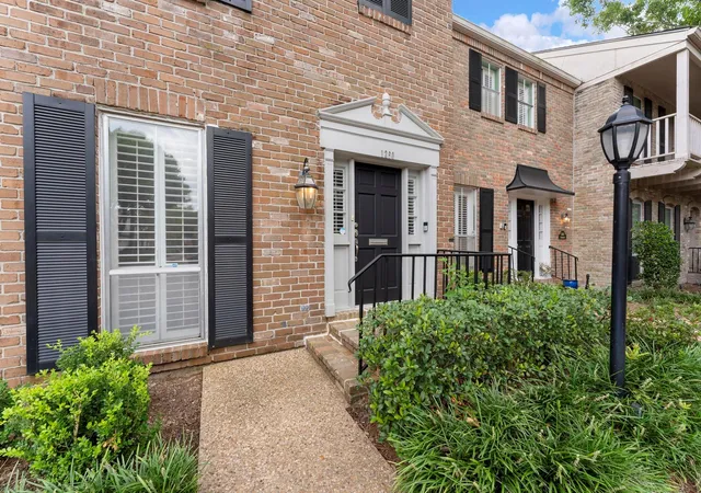 2nd image of 1260 Fountain View Dr #171, Houston, TX 77057 | MLS# 92625921