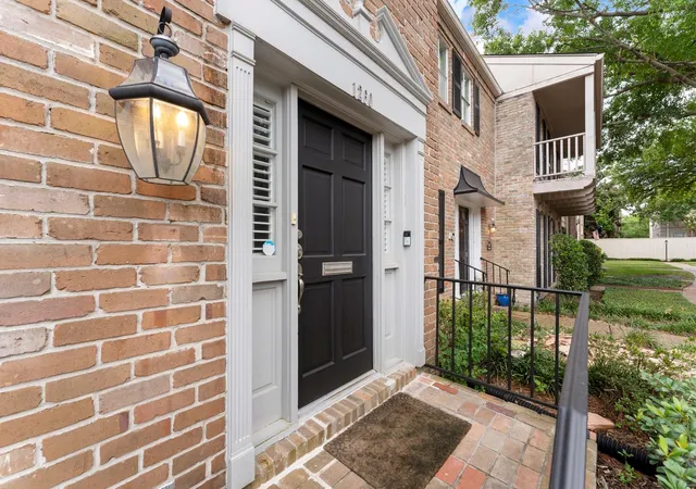 3rd image of 1260 Fountain View Dr #171, Houston, TX 77057 | MLS# 92625921