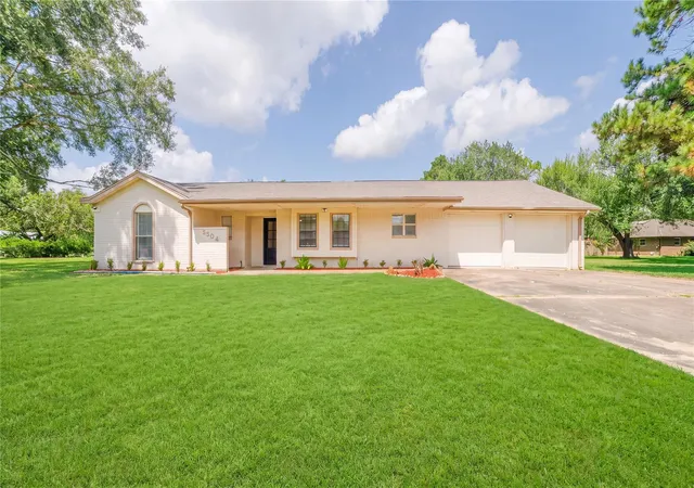 Photo 1 of Single family home for sale at 3304 Bruce Hall Rd, Santa Fe, TX 77510 | MLS# 5805273 | Listing updated on 2026-09-01