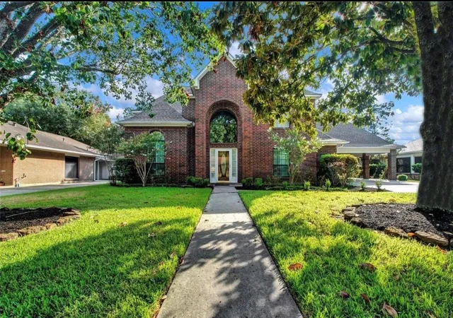 2nd image of 611 N Hickory St, Tomball, TX 77375 | MLS# 61394539