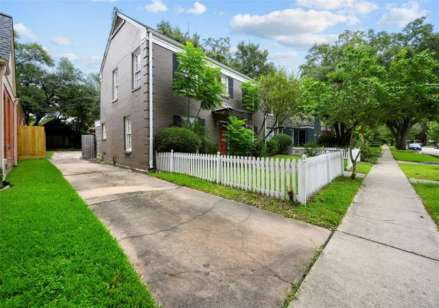 Photo 3 of Sale Pending at 1832 Lexington St, Houston, TX 77098 | MLS# 41270294 | Listing updated on 2026-08-12
