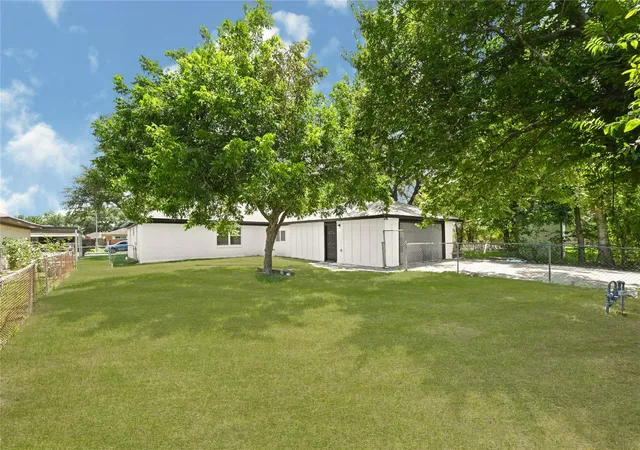 25th image of 108 Chandler Dr, Baytown, TX 77521 | MLS# 45238016