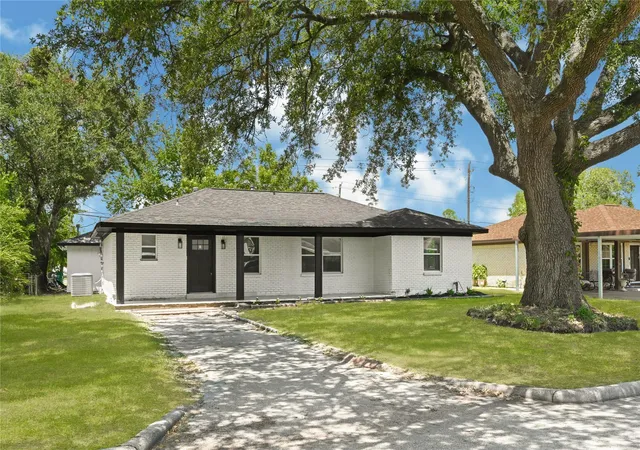 3rd image of 108 Chandler Dr, Baytown, TX 77521 | MLS# 45238016