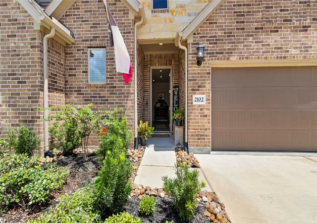 2nd image of 2102 Woodside Meadow Ct, League City, TX 77573 | MLS# 89191630