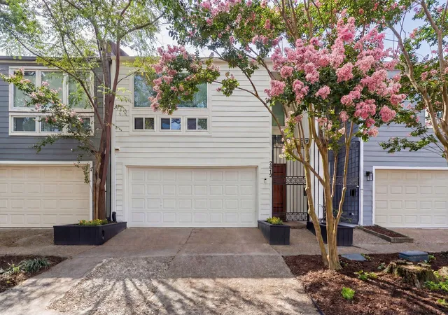 2nd image of 2612 Yupon St, Houston, TX 77006 | MLS# 77355460
