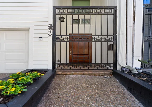 3rd image of 2612 Yupon St, Houston, TX 77006 | MLS# 77355460