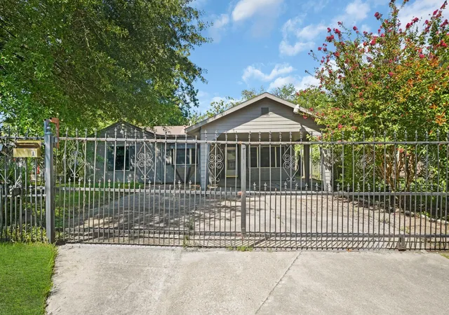 2nd image of 8142 Herschelwood St, Houston, TX 77033 | MLS# 10814226