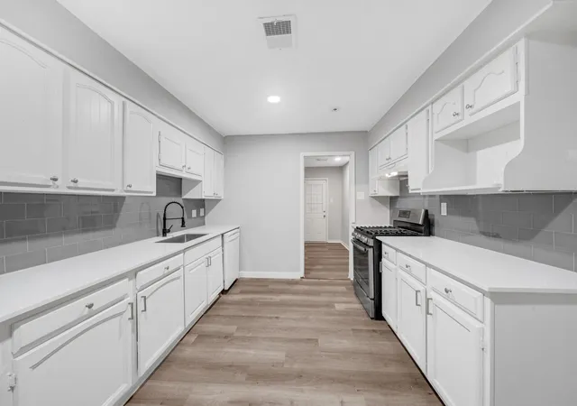 5th image of 8142 Herschelwood St, Houston, TX 77033 | MLS# 10814226