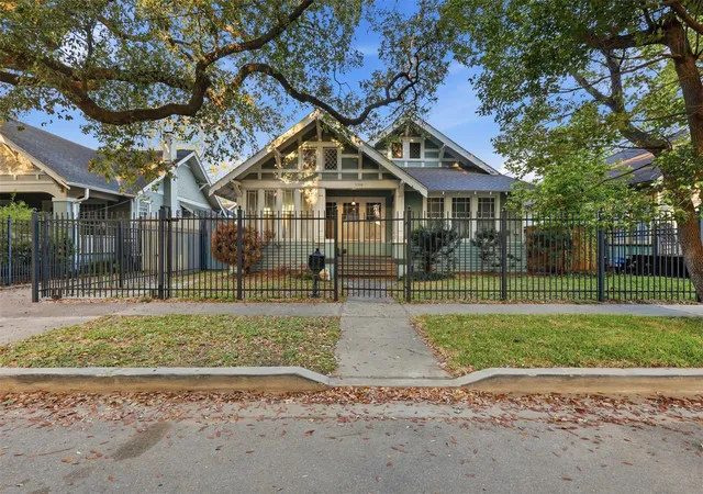 Homes for sale in Houston, TX | 3308 Yupon St, Houston, TX 77006 | MLS# 37199426