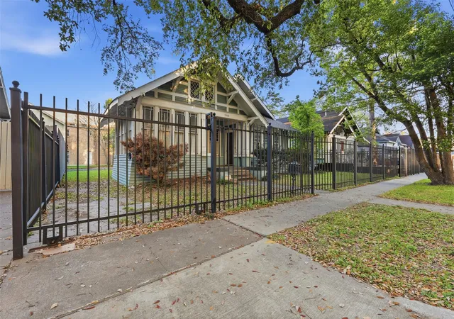 Homes for sale in Houston, TX | 3308 Yupon St, Houston, TX 77006 | MLS# 37199426