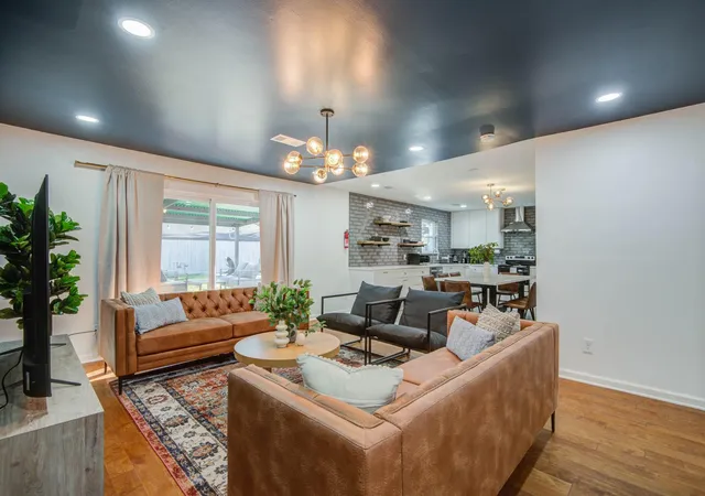 2nd image of 9515 Meadowglen Ln, Houston, TX 77063 | MLS# 61315872