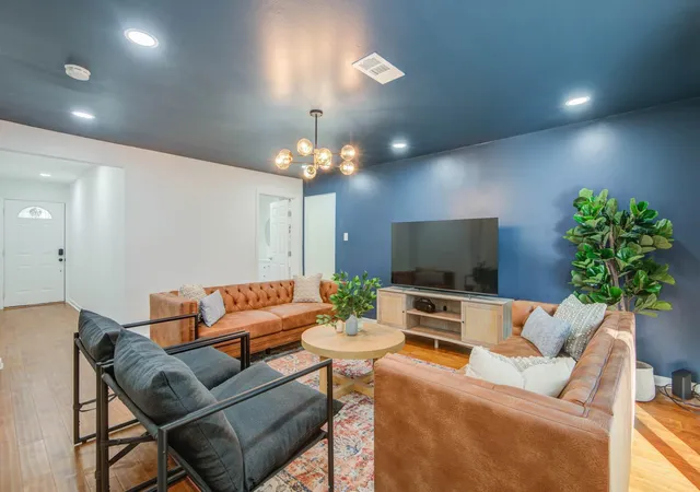 3rd image of 9515 Meadowglen Ln, Houston, TX 77063 | MLS# 61315872