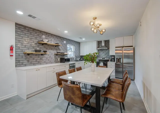 4th image of 9515 Meadowglen Ln, Houston, TX 77063 | MLS# 61315872