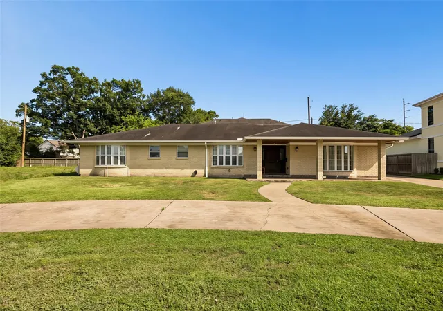 Photo 3 of Sale Pending at 5535 S Braeswood Blvd, Houston, TX 77096 | MLS# 75885966 | Listing updated on 2026-08-12