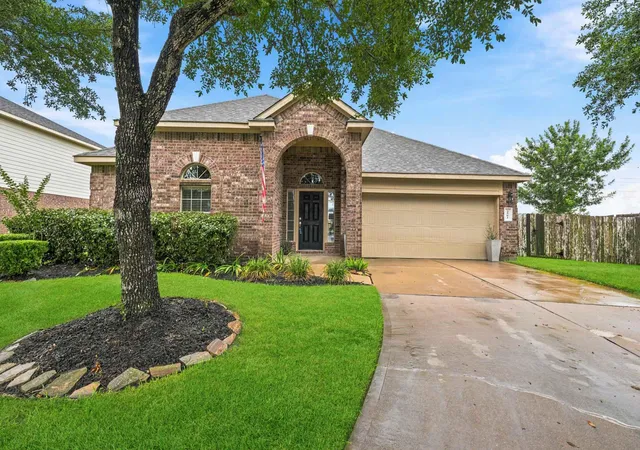 Photo 1 of Sale Pending at 2502 Tiger Eye Dr, Rosharon, TX 77583 | MLS# 73109446 | Listing updated on 2026-09-01