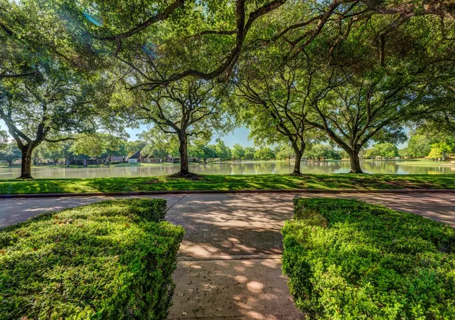 2nd image of 502 Lake Bend Dr, Sugar Land, TX 77479 | MLS# 22638421