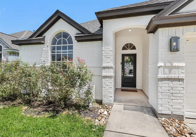 Photo 3 of Sale Pending at 6913 Gentle Breeze Dr, Willis, TX 77318 | MLS# 18149942 | Listing updated on 2026-09-09