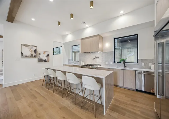 Photo 3 of Single family home for sale at 122 E 4th Street, Houston, TX 77007 | MLS# 90552057 | Listing updated on 2026-09-13