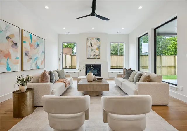 Photo 4 of Single family home for sale at 122 E 4th Street, Houston, TX 77007 | MLS# 90552057 | Listing updated on 2026-09-13