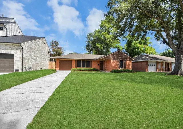 Photo 3 of Single family home for sale at 2314 Lamonte Ln, Houston, TX 77018 | MLS# 52295898 | Listing updated on 2026-09-18