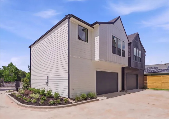 2nd image of 4603 Harrisburg Blvd #B, Houston, TX 77011 | MLS# 94065438