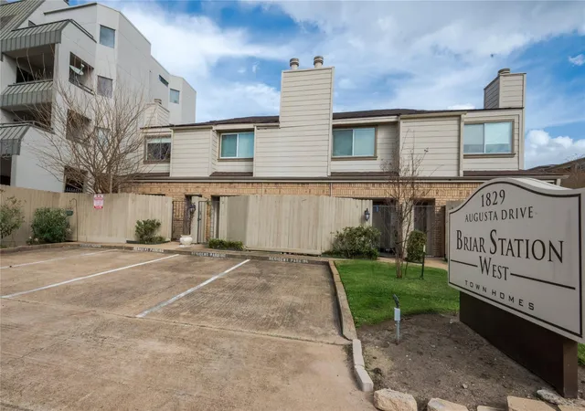 Photo 1 of Townhouse for sale at 1829 Augusta Dr #1, Houston, TX 77057 | MLS# 436701 | Listing updated on 2026-09-18