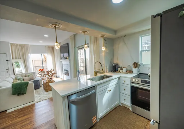 Photo 2 of Townhouse for sale at 1829 Augusta Dr #1, Houston, TX 77057 | MLS# 436701 | Listing updated on 2026-09-18