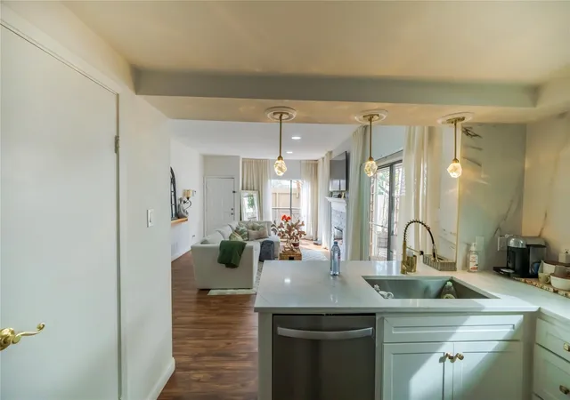 Photo 3 of Townhouse for sale at 1829 Augusta Dr #1, Houston, TX 77057 | MLS# 436701 | Listing updated on 2026-09-18
