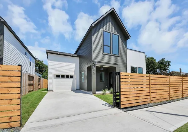 Photo 1 of Sale Pending at 3909 Sumpter, Houston, TX 77020 | MLS# 15719626 | Listing updated on 2026-09-21