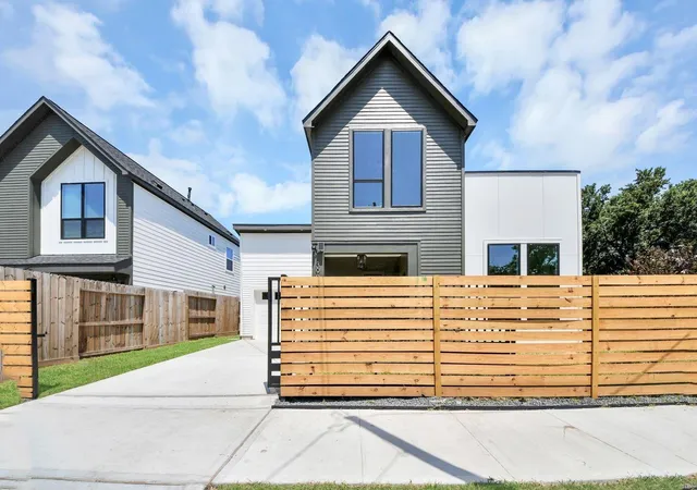 Photo 2 of Sale Pending at 3909 Sumpter, Houston, TX 77020 | MLS# 15719626 | Listing updated on 2026-09-21
