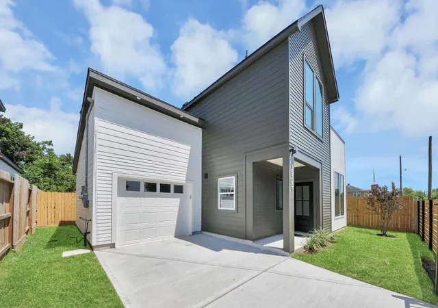 Photo 3 of Sale Pending at 3909 Sumpter, Houston, TX 77020 | MLS# 15719626 | Listing updated on 2026-09-21