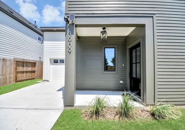 Photo 4 of Sale Pending at 3909 Sumpter, Houston, TX 77020 | MLS# 15719626 | Listing updated on 2026-09-21