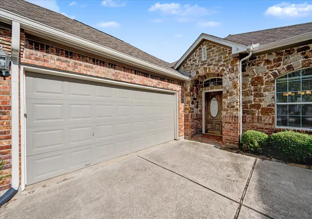 Photo 3 of Single family home for sale at 115 Zephyr Bnd Pl, Spring, TX 77381 | MLS# 52026690 | Listing updated on 2026-09-11