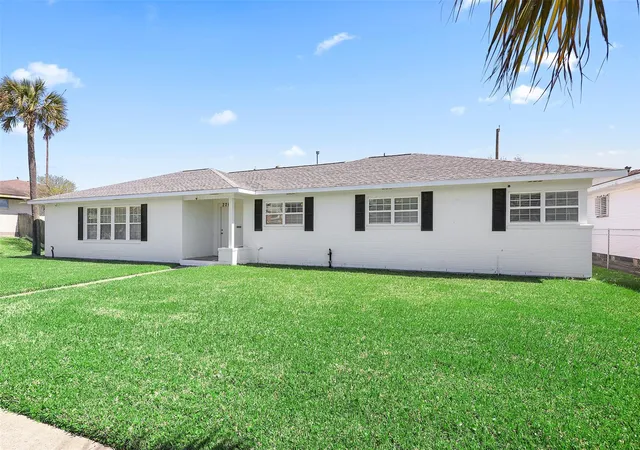 Photo 3 of Single family home for sale at 2206 Wimcrest St, Galveston, TX 77551 | MLS# 22275048 | Listing updated on 2026-08-04