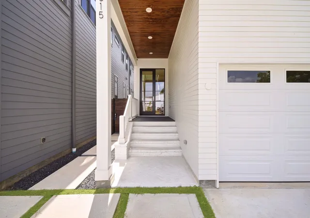 Photo 3 of Sale Pending at 1315 Waverly St, Houston, TX 77008 | MLS# 62006938 | Listing updated on 2026-09-08