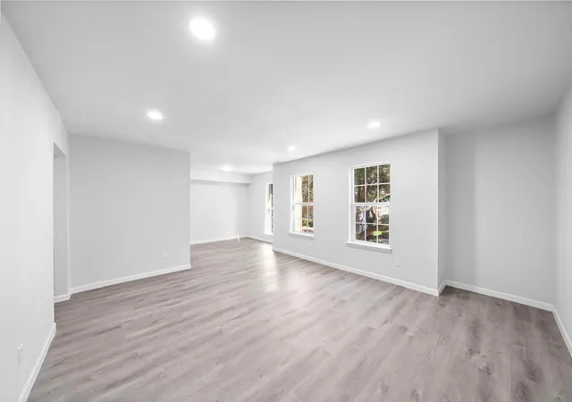 3rd image of 353 N Post Oak Ln, Houston, TX 77024