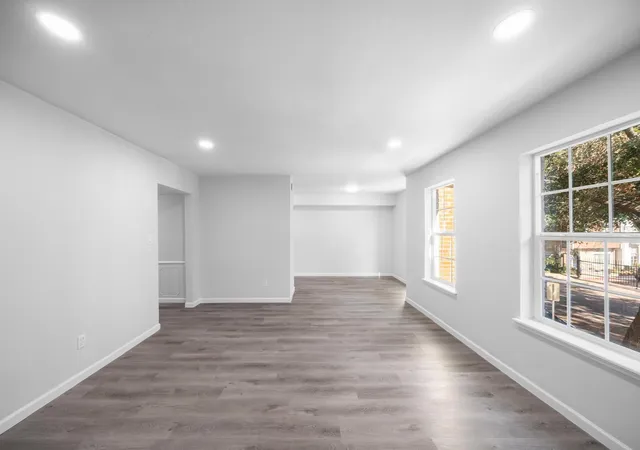 4th image of 353 N Post Oak Ln, Houston, TX 77024