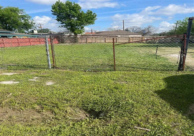 Photo 1 of Land for sale at 7005 Bonham St, Houston, TX 77020 | MLS# 74647587 | Listing updated on 2026-04-30