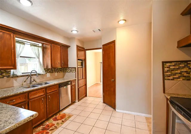 Photo 4 of Sale Pending at 2103 Silver Fls Dr, Kingwood, TX 77339 | MLS# 93328658 | Listing updated on 2026-09-15