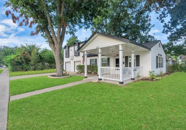 Homes for sale in Sugar Land, TX | 619 E Park St, Sugar Land, TX 77498 | MLS# 42609551