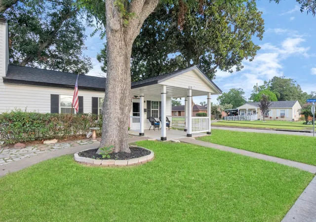 Homes for sale in Sugar Land, TX | 619 E Park St, Sugar Land, TX 77498 | MLS# 42609551