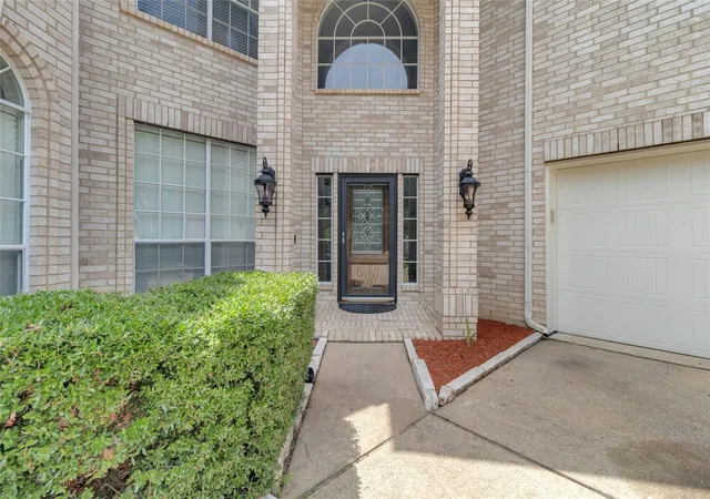 Photo 3 of Single family home for sale at 10910 Coldwater Brg Ct, Sugar Land, TX 77498 | MLS# 26972959 | Listing updated on 2026-08-25