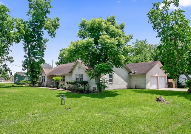 Photo 3 of Single family home for sale at 207 W Centre St, Brazoria, TX 77422 | MLS# 31915678 | Listing updated on 2026-09-19