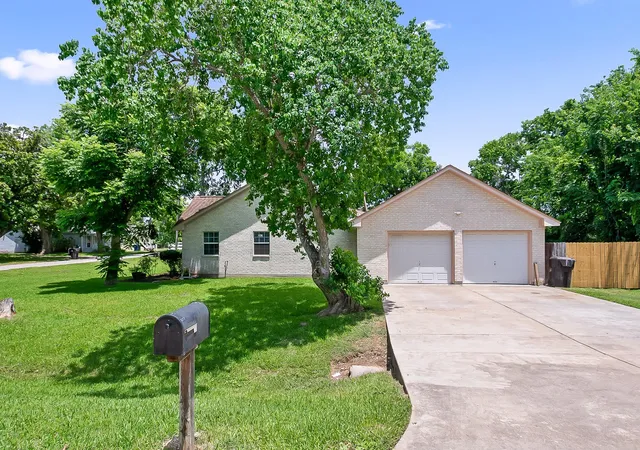 Photo 3 of Single family home for sale at 207 W Centre St, Brazoria, TX 77422 | MLS# 31915678 | Listing updated on 2026-09-19