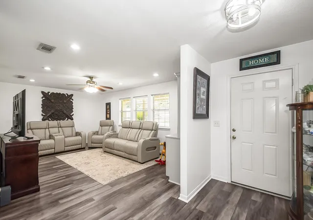Photo 4 of Single family home for sale at 207 W Centre St, Brazoria, TX 77422 | MLS# 31915678 | Listing updated on 2026-09-19
