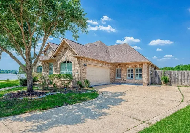 Photo 3 of Single family home for sale at 13403 Lakemeade Ct, Sugar Land, TX 77498 | MLS# 8890787 | Listing updated on 2026-04-12