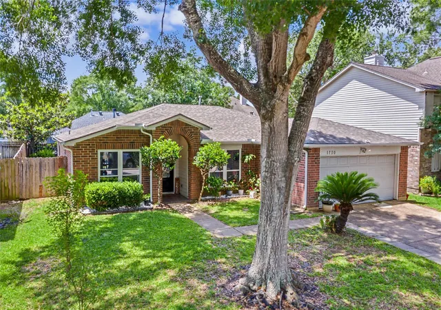 Homes for sale in Kemah, TX | 1730 Oak Valley Dr, Kemah, TX 77565 | MLS# 22856980