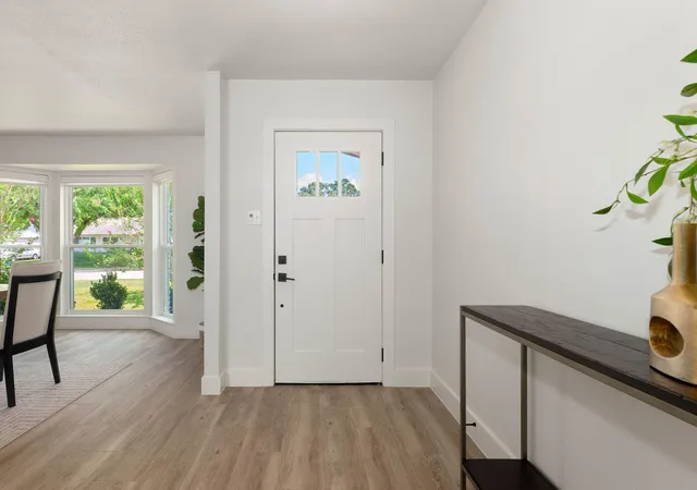 Photo 3 of Sale Pending at 4321 Kingfisher Dr, Houston, TX 77035 | MLS# 18718318 | Listing updated on 2026-09-18