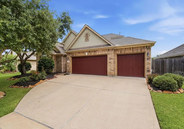 Photo 3 of Single family home for sale at 12322 Scherer Woods Ct, Tomball, TX 77377 | MLS# 76075406 | Listing updated on 2026-09-26
