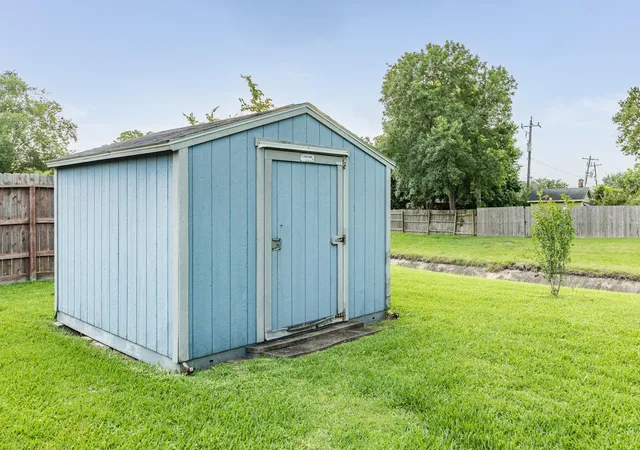 23rd image of 204 Corkwood St, Lake Jackson, TX 77566 | MLS# 25649820
